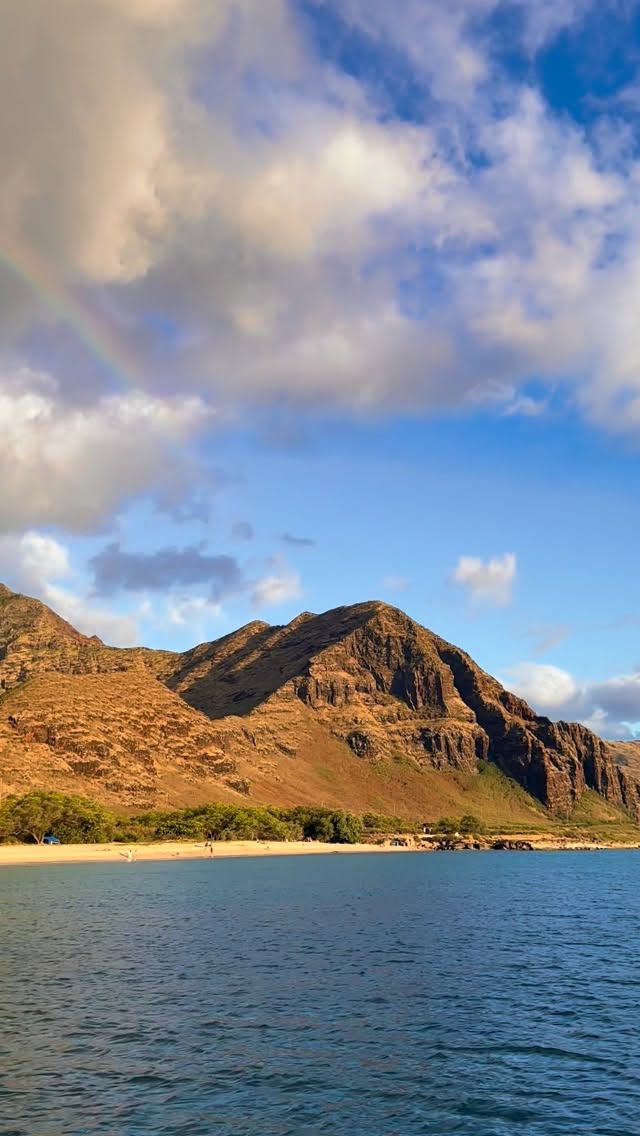 Another magical moment on the Hawaiian coast 🌈
