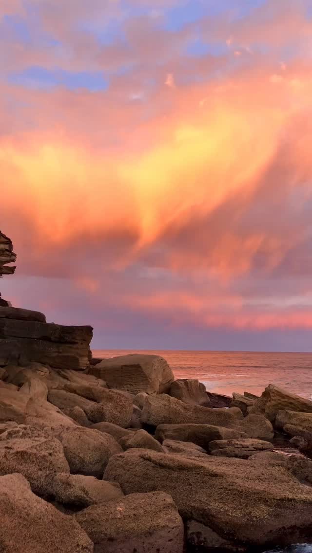 #feelnewsydney #feelnsw 
#exploreaustralia #Bondi #bondibeach #ilovesydney #Bronte #Australia #BronteBeach 
#bondilife #seeaustralia #sunset #sunsetlover #landscapephotography #seascapes