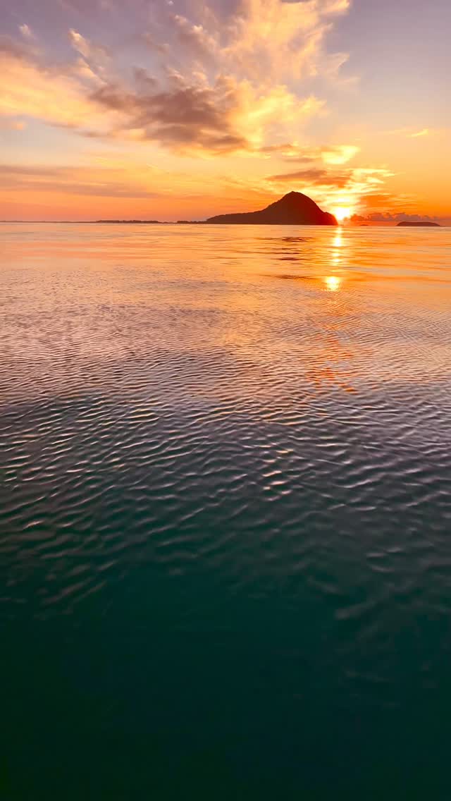 #seeaustralia #sunrise #art #fineartphotography
#sunriselover #landscapephotography #seascapes  #discoverearth #moody #australianphotography #visualarts #portstephens