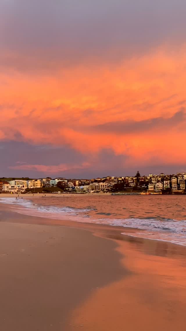 Sunset magic at Bondi Beach 🔥

#bondibeachsydney #bondi