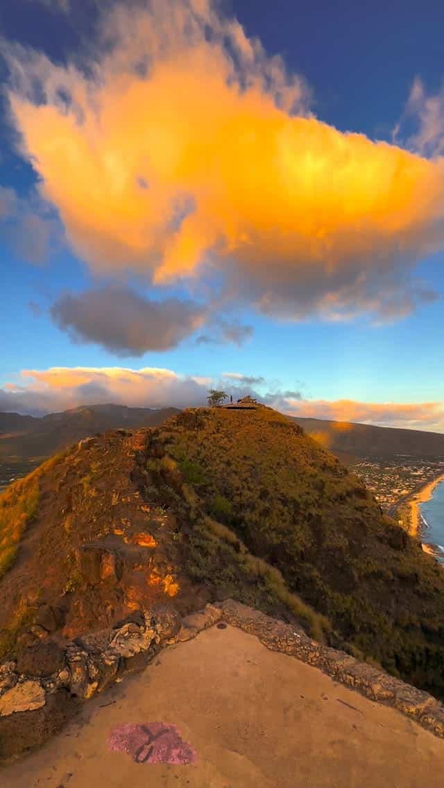 Chasing the last light above Oahu. Some sunsets don’t feel real 💛