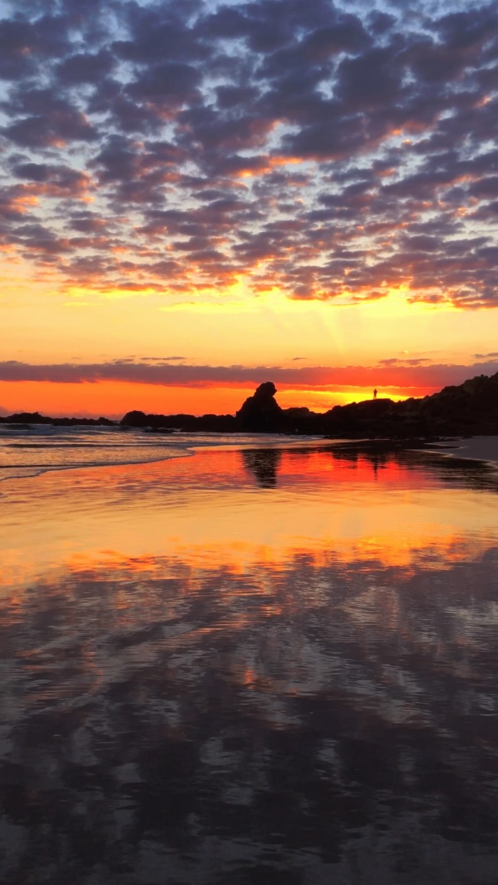 First light reflecting across the shoreline at Byron Bay 🔥🔥