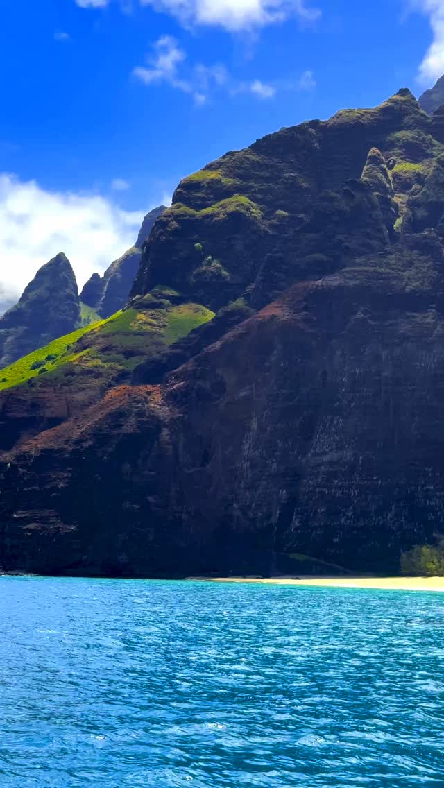 Cruising beneath these ancient cliffs felt like stepping into another world. Kauaʻi at its absolute best 🦖