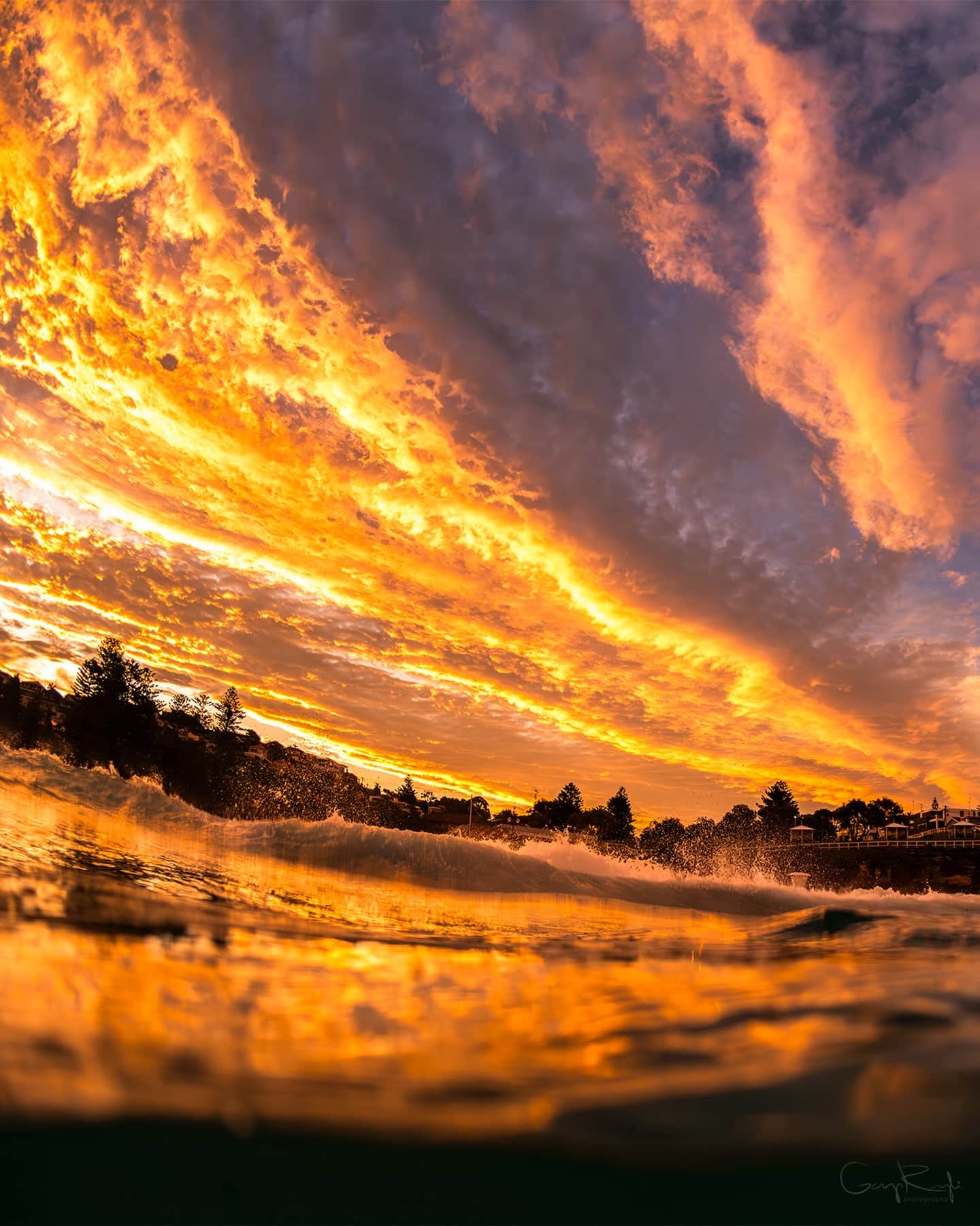 Easily one of the wildest sunsets I’ve ever seen 🔥

#brontebeach #sydney