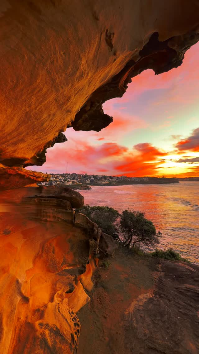Hidden inside the cliffs of Sydney lies one of the most incredible sunrise lookouts I’ve ever found. A small cave, glowing sandstone, and a front-row seat to the day beginning 🔥