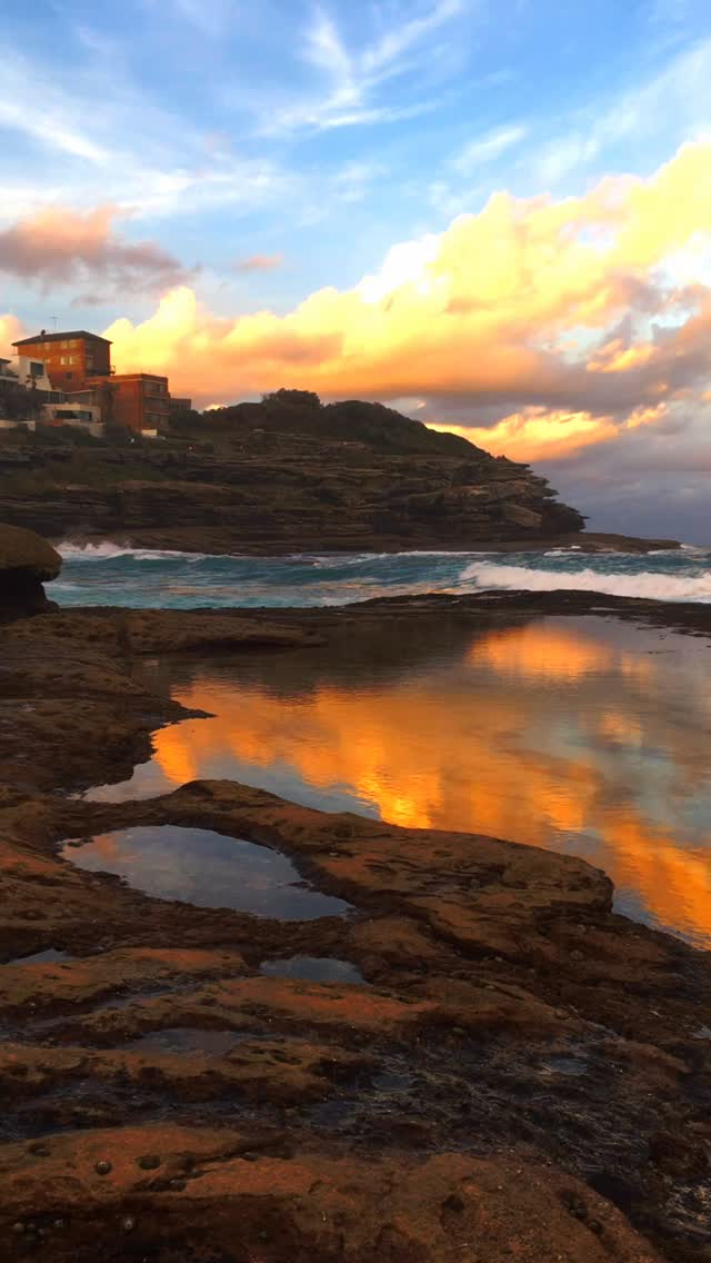 If heaven has an ocean view, I imagine it might look something like this. Tamarama Beach at sunset 💛