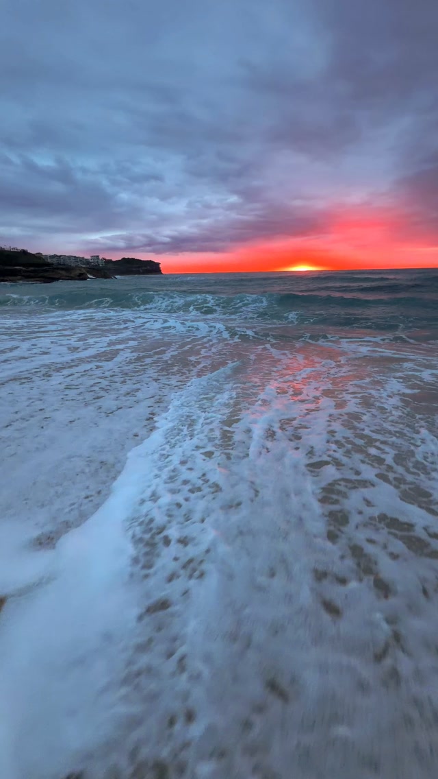 A beautifully dramatic start to the day 🤍