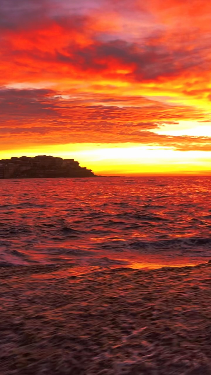 Another unreal sunrise over Bondi 🙌🏼